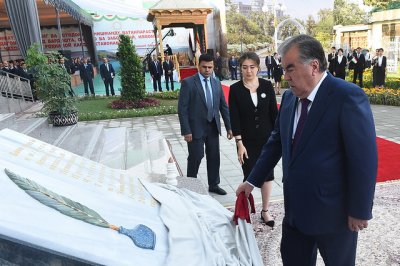 Пешвои миллат Эмомалӣ Раҳмон бинои нави Академияи идоракунии давлатии назди Президенти Ҷумҳурии Тоҷикистонро ифтитоҳ намуда, дар Рӯзи дониш ва Дарси сулҳ иштирок намуданд Пешвои миллат Эмомалӣ Раҳмон бинои нави Академияи идоракунии давлатии назди Президенти Ҷумҳурии Тоҷикистонро ифтитоҳ намуда, дар Рӯзи дониш ва Дарси сулҳ иштирок намуданд